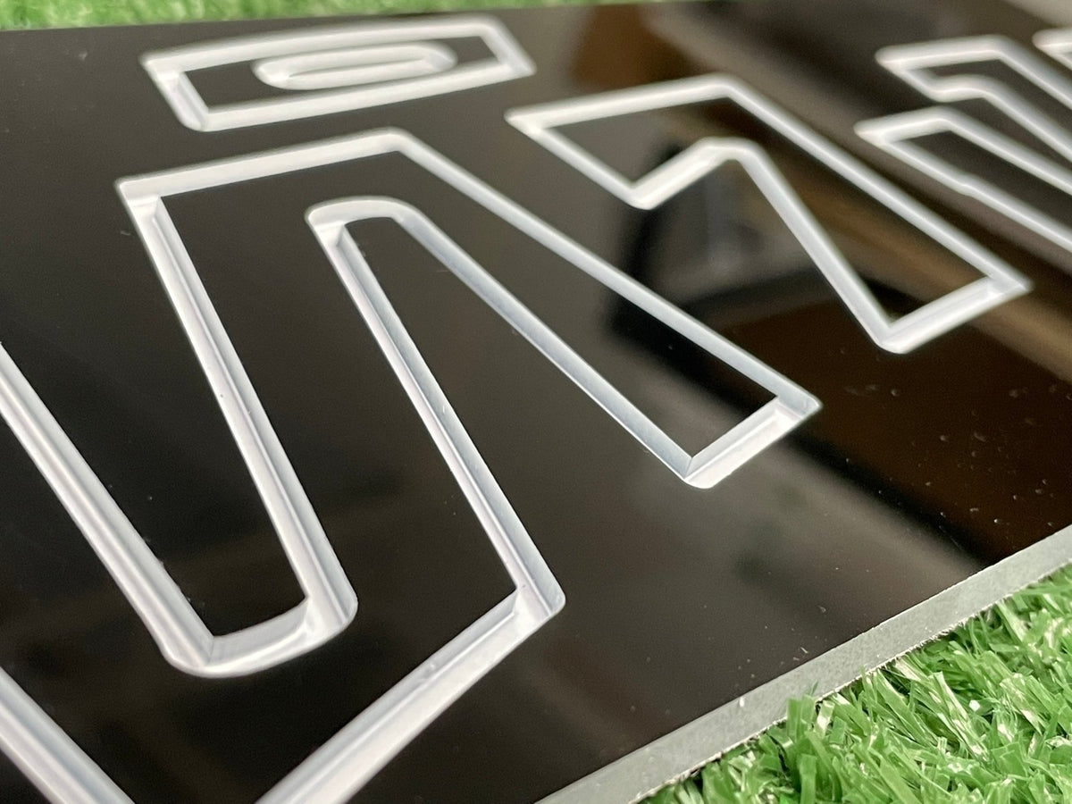เซาะร่องอะคริลิค Laser Marking งานพิมพ์และแกะสลักคมชัด เนี้ยบหรู เหมาะสำหรับป้ายชื่อ ป้ายบริษัท และงานตกแต่งพิเศษ