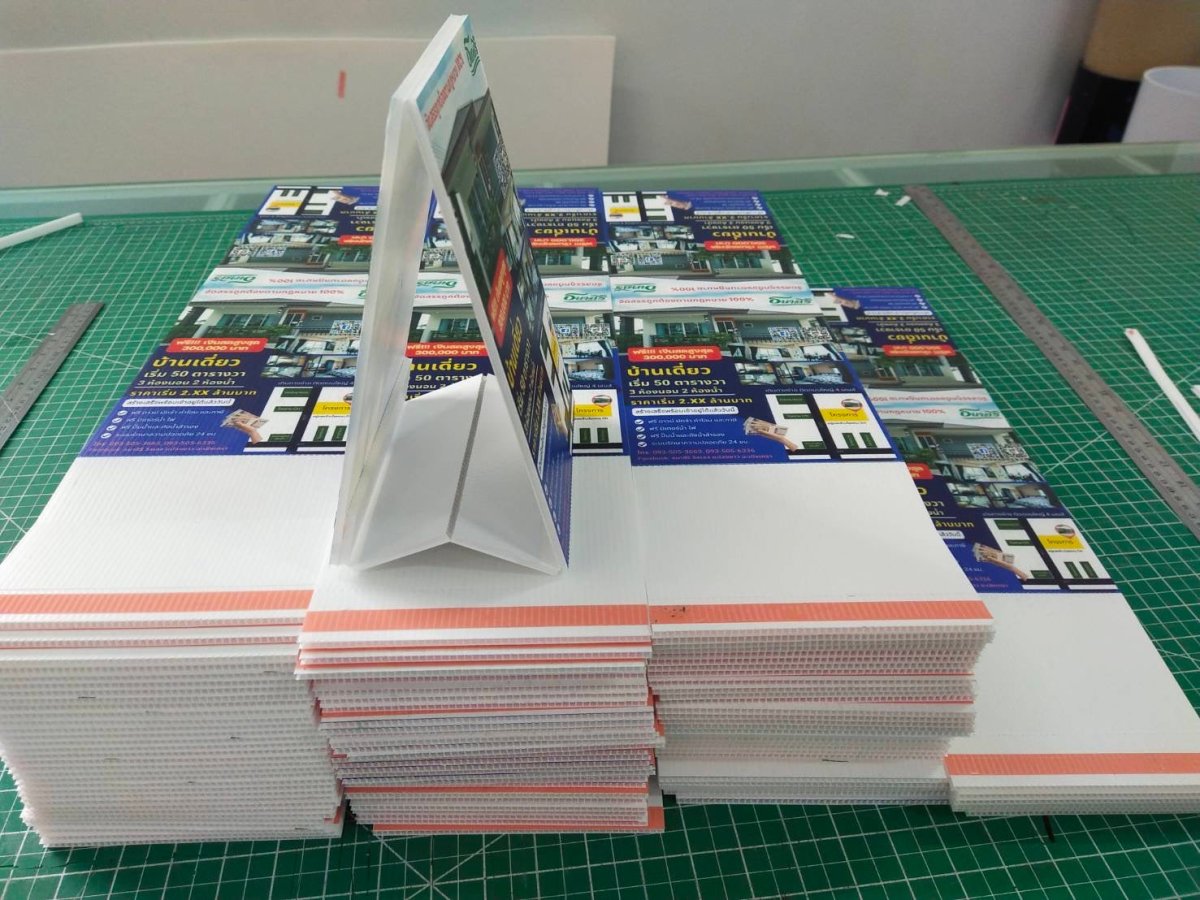 เต้นท์การ์ด สแตนดี้ตั้งโต๊ะ ป้ายตั้งฟิวเจอร์บอร์ด และป้ายสามเหลี่ยมตั้งโต๊ะ พิมพ์คมชัด เหมาะสำหรับเมนู โปรโมชั่น และป้ายโฆษณา