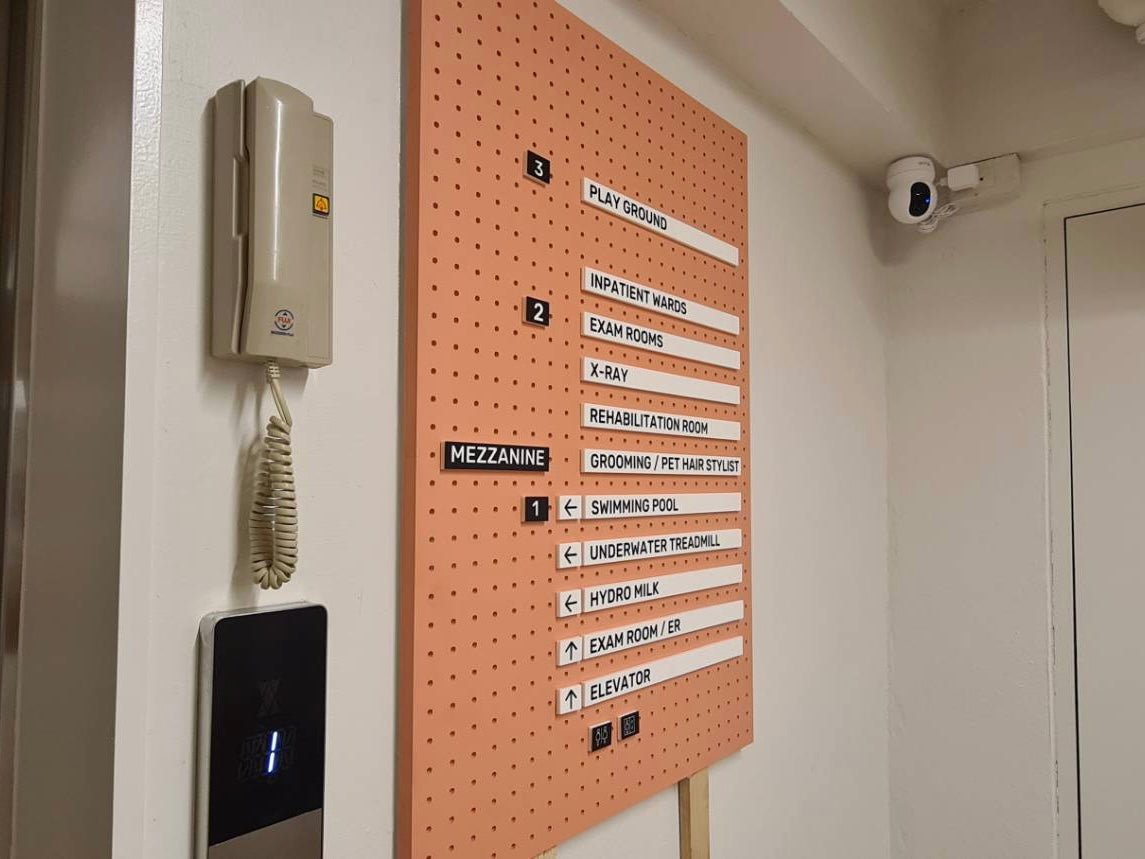 ป้ายบอกชั้น ตัวอักษรชัดเจน ดีไซน์เรียบหรู เหมาะสำหรับอาคารสำนักงาน โรงแรม และห้างสรรพสินค้า