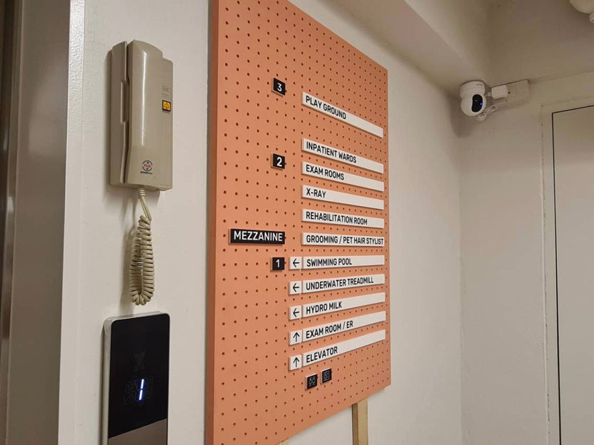 ป้ายบอกชั้น ตัวอักษรชัดเจน ดีไซน์เรียบหรู เหมาะสำหรับอาคารสำนักงาน โรงแรม และห้างสรรพสินค้า