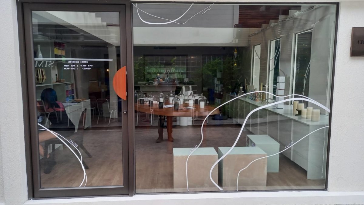 สติ๊กเกอร์ไดคัท และสติ๊กเกอร์ติดกระจกหน้าร้าน พิมพ์คมชัด สีสวยทนทาน เหมาะสำหรับงานตกแต่งร้านค้า โปรโมชัน และโฆษณา