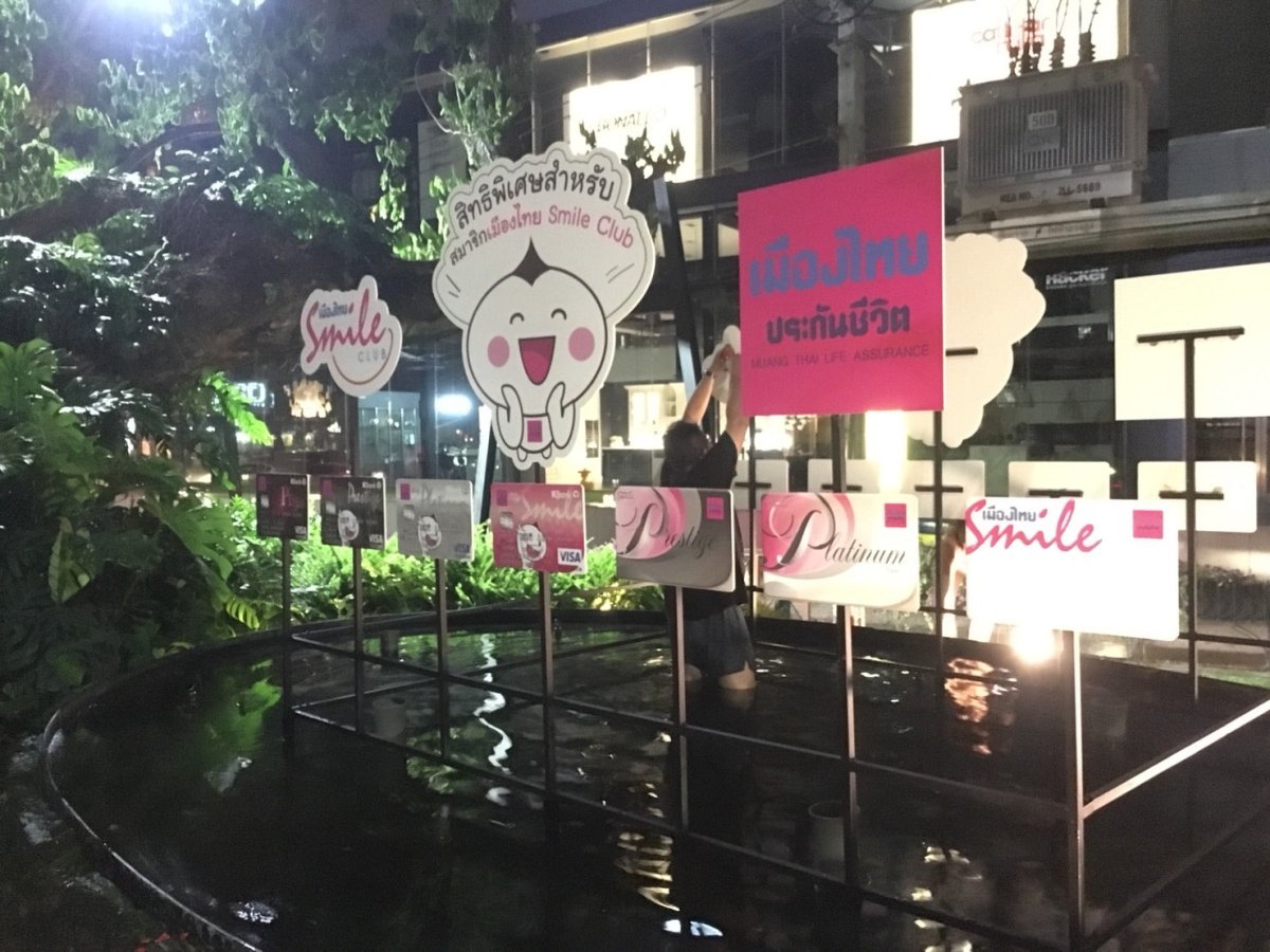 ป้ายโลโก้ตั้งพื้น และป้ายตั้งประกอบฉากถ่ายรูป ดีไซน์สวยสะดุดตา เหมาะสำหรับงานอีเวนต์ งานเปิดตัวสินค้า และการโปรโมทร้านค้า