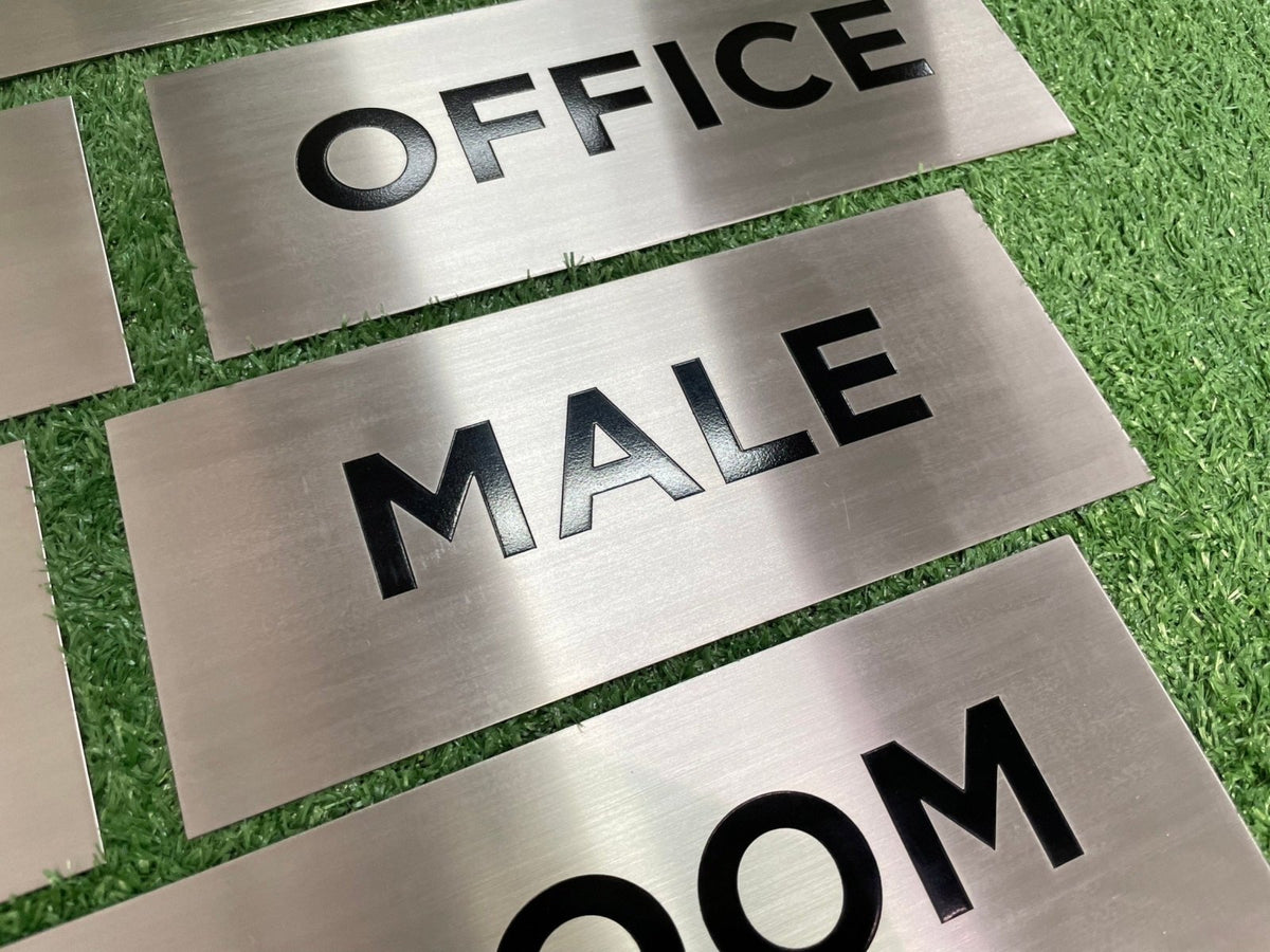 ป้ายหน้าห้อง ป้ายห้องประชุม และป้ายแผนก ดีไซน์เรียบหรู พิมพ์คมชัด เหมาะสำหรับอาคารสำนักงาน โรงเรียน และโรงพยาบาล