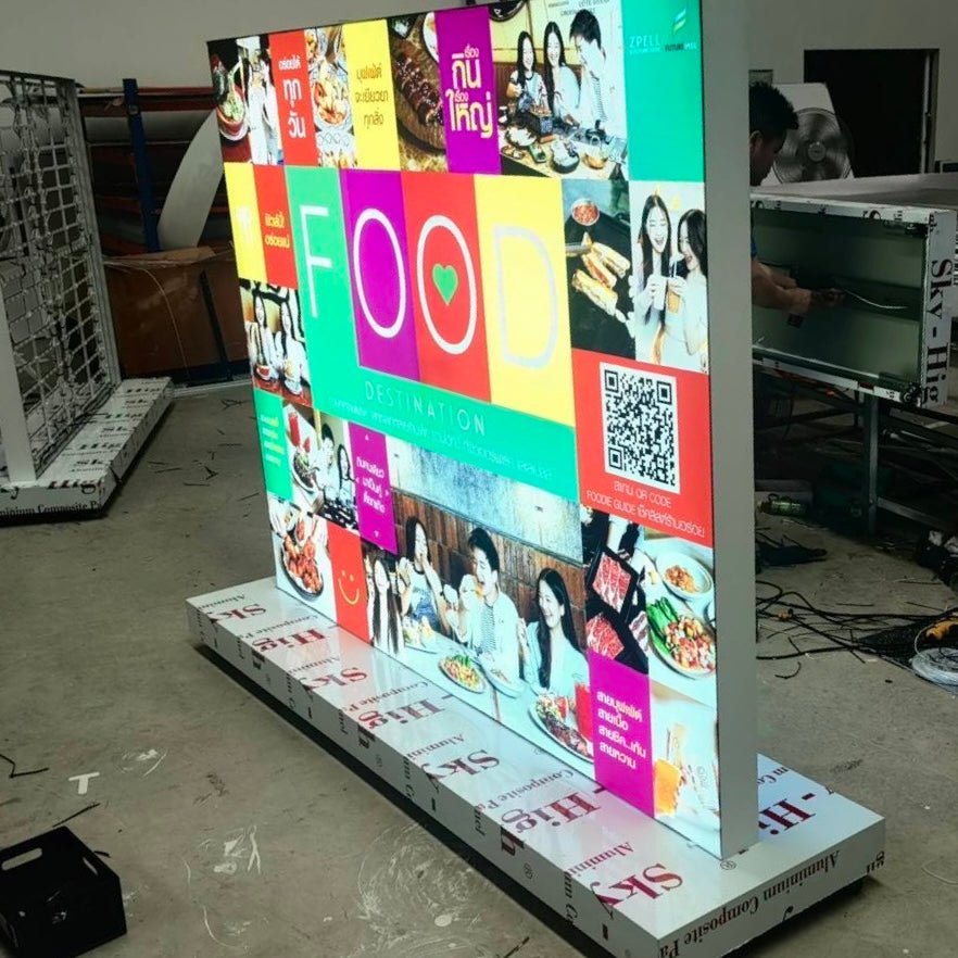 ป้ายกล่องไฟผ้า 3P ฐานตั้งพื้น มีล้อลาก เคลื่อนย้ายสะดวก เหมาะสำหรับงานอีเวนต์และงานโปรโมชัน