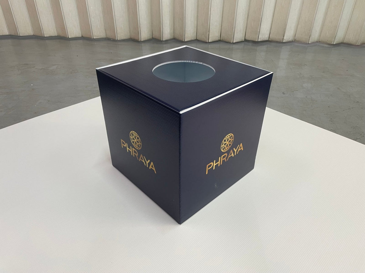 กล่องลูกเต๋า กล่องฟิวเจอร์บอร์ดทรงลูกเต๋า พิมพ์คมชัด เหมาะสำหรับงานอีเวนต์ และดิสเพลย์สินค้า