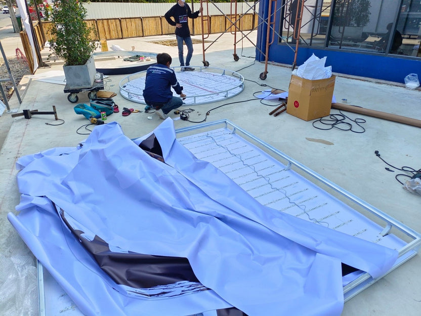 ป้ายกล่องไฟไวนิล และป้ายไฟไวนิลโปร่งแสง Backlit ให้แสงสว่างชัดเจน เหมาะสำหรับงานโฆษณา ป้ายหน้าร้าน และสื่อโปรโมชัน