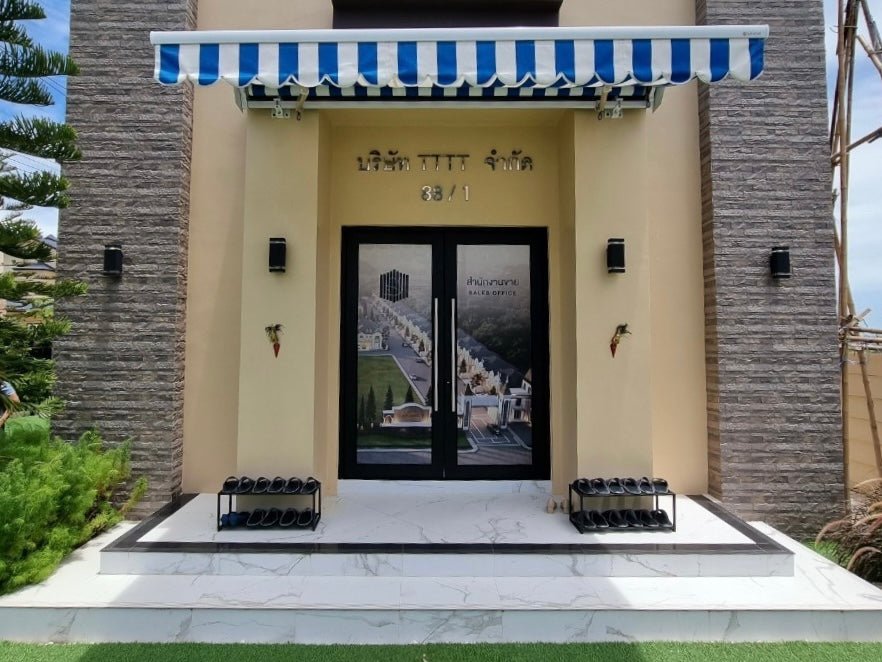 สติ๊กเกอร์ติดประตูกระจก พิมพ์คมชัด สีสดใส เหมาะสำหรับร้านค้า สำนักงาน และงานตกแต่งอาคาร