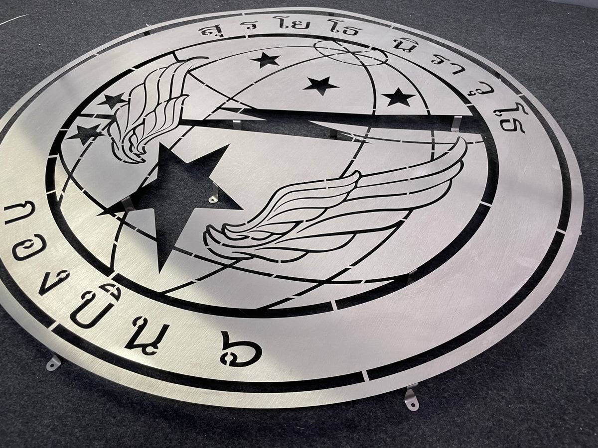 ป้ายโลหะฉลุเลเซอร์ และป้ายเหล็กฉลุเลเซอร์ ตัดคมชัด ดีไซน์สวยงาม ทนทาน เหมาะสำหรับป้ายบริษัท ร้านค้า และงานตกแต่ง