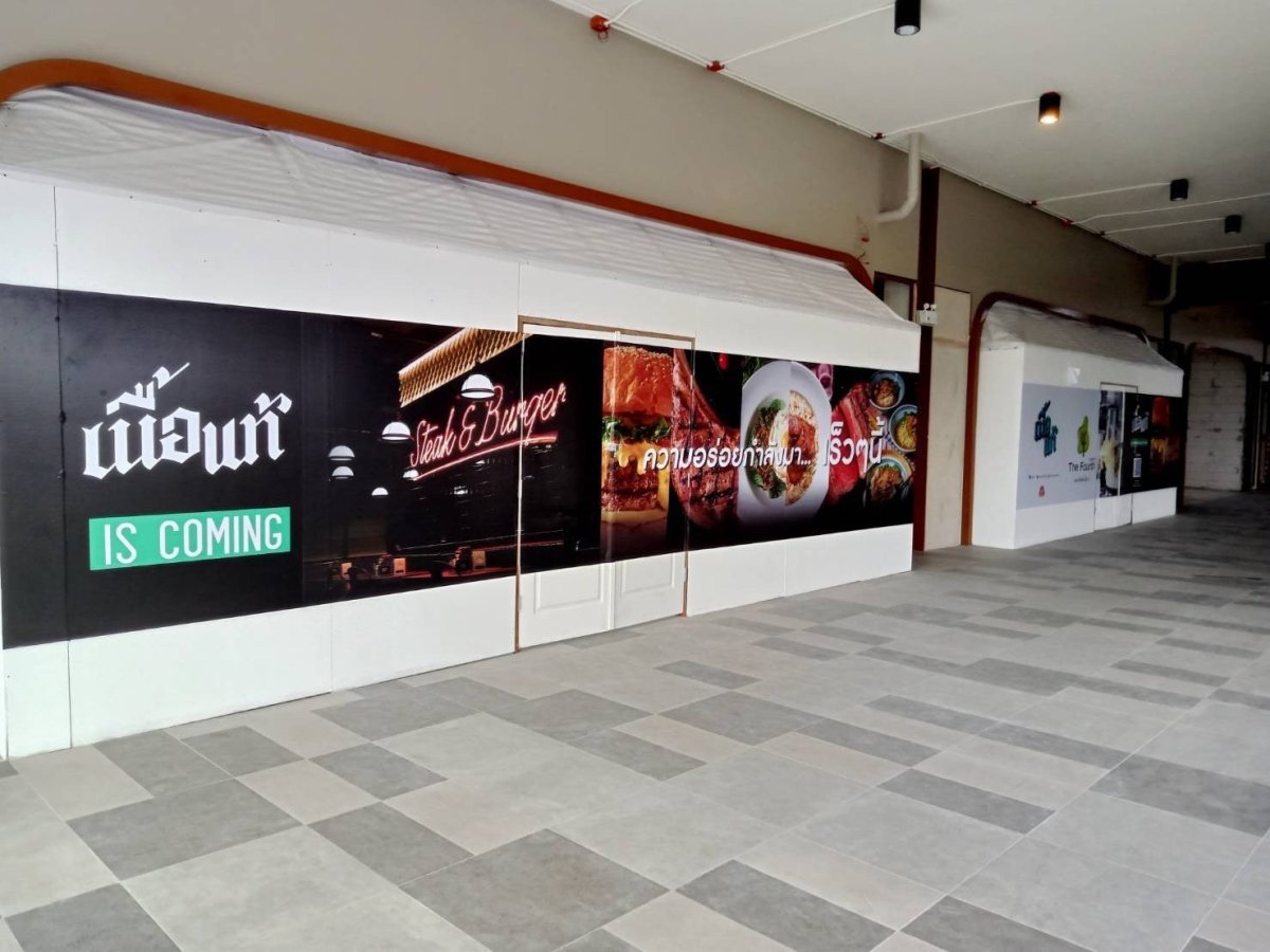 สติ๊กเกอร์และป้ายปิดปรับปรุงร้าน Coming Soon พิมพ์คมชัด สีสด เหมาะสำหรับติดหน้าร้าน โครงการใหม่ และงานรีโนเวท