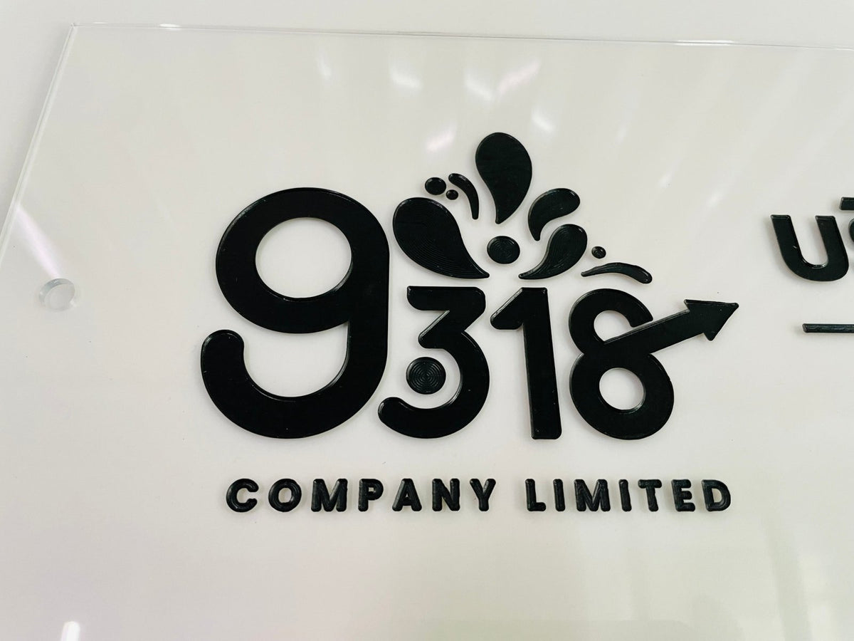 เซาะร่องอะคริลิค Laser Marking งานพิมพ์และแกะสลักคมชัด เนี้ยบหรู เหมาะสำหรับป้ายชื่อ ป้ายบริษัท และงานตกแต่งพิเศษ