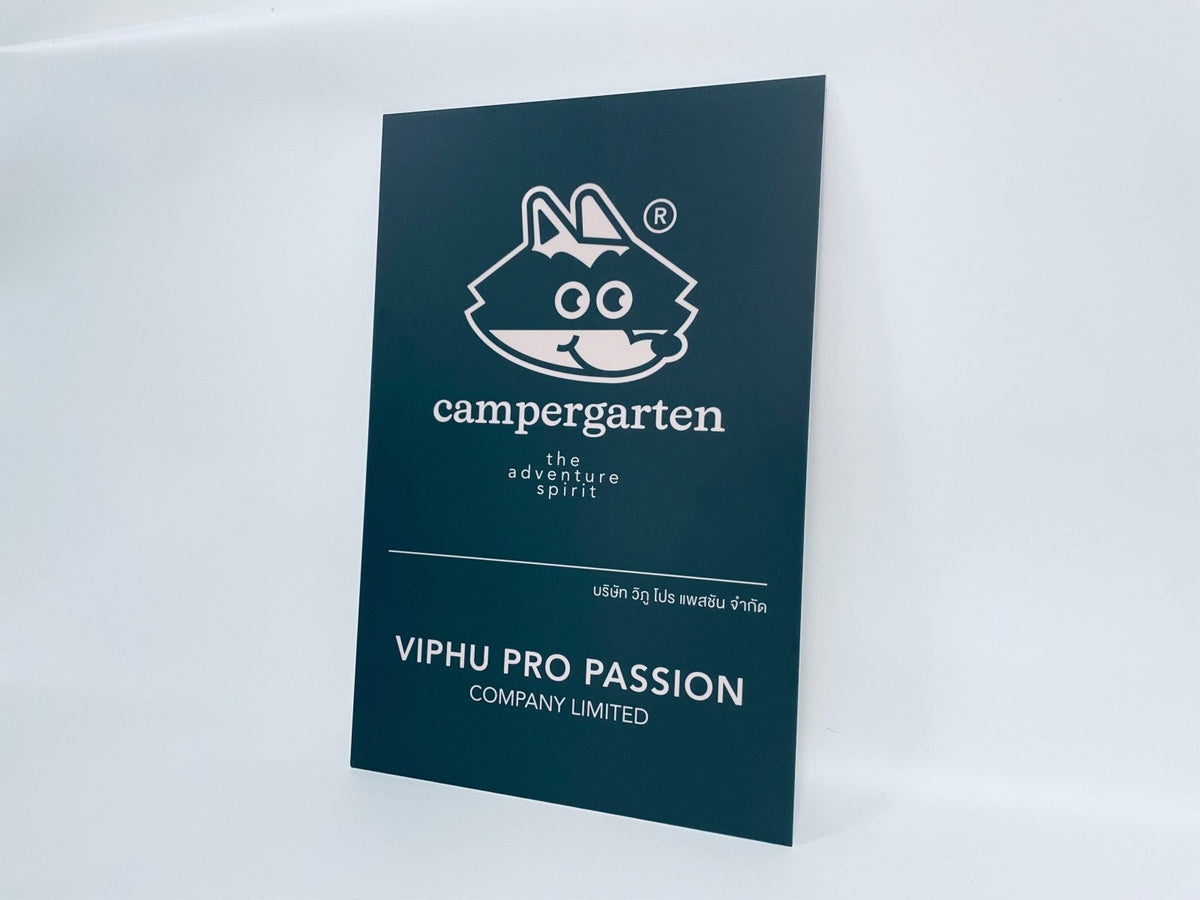 ป้ายพลาสวูด ติดสติ๊กเกอร์ สกรีนพิมพ์ยูวี พิมพ์คมชัด ทนแดดฝน แข็งแรง เหมาะสำหรับงานโฆษณา ป้ายร้าน และป้ายโปรโมชัน