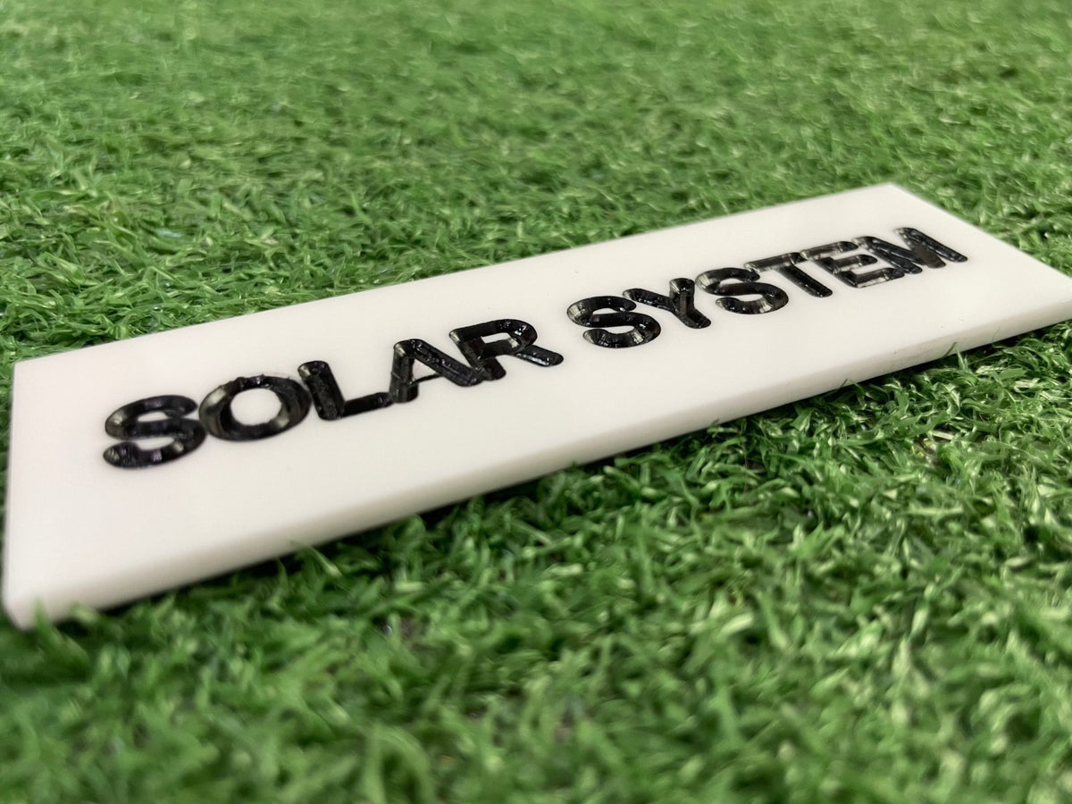 เซาะร่องอะคริลิค Laser Marking งานพิมพ์และแกะสลักคมชัด เนี้ยบหรู เหมาะสำหรับป้ายชื่อ ป้ายบริษัท และงานตกแต่งพิเศษ