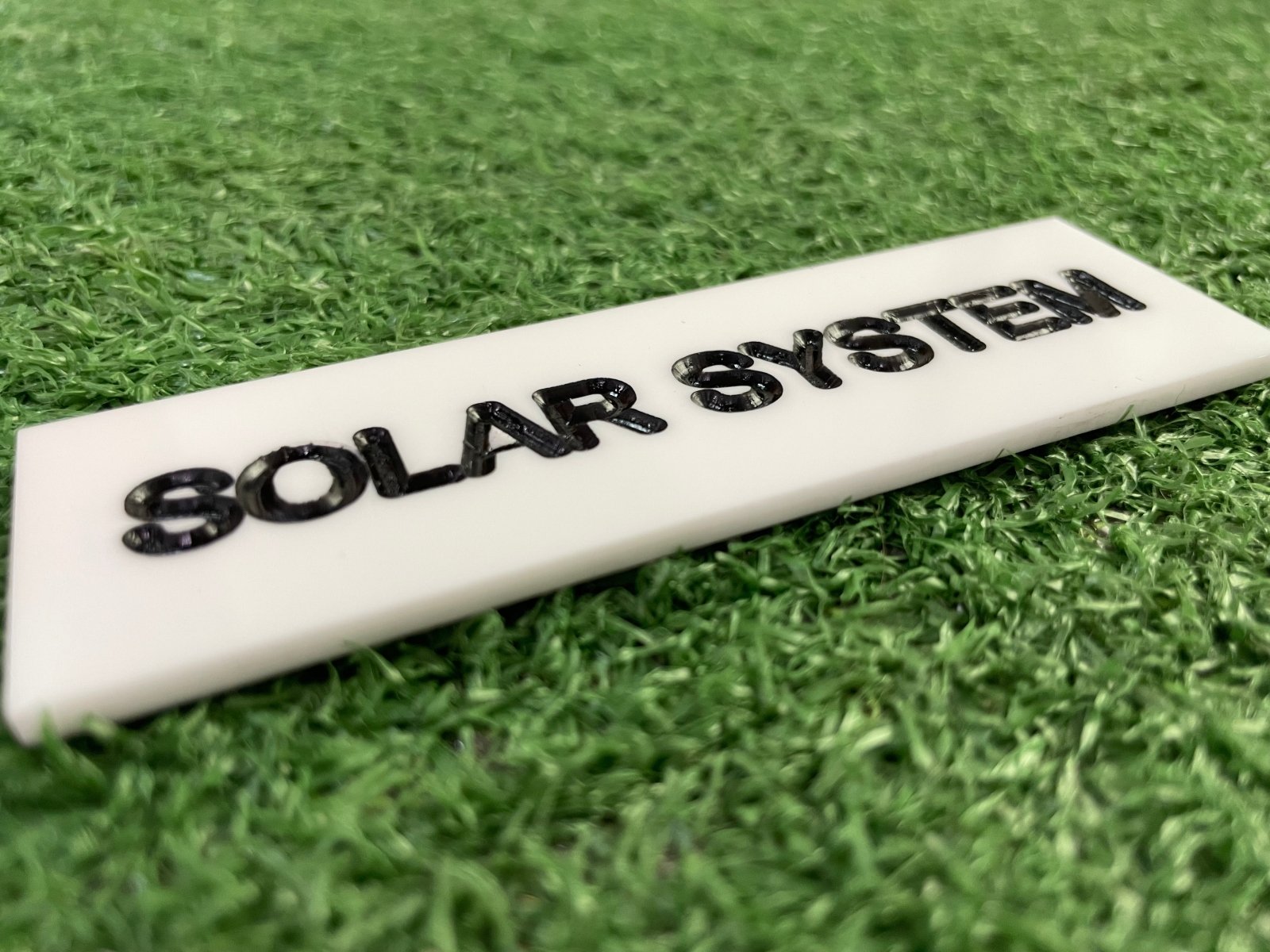 เซาะร่องอะคริลิค Laser Marking งานพิมพ์และแกะสลักคมชัด เนี้ยบหรู เหมาะสำหรับป้ายชื่อ ป้ายบริษัท และงานตกแต่งพิเศษ