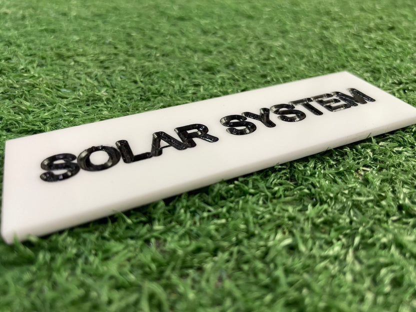 เซาะร่องอะคริลิค Laser Marking งานพิมพ์และแกะสลักคมชัด เนี้ยบหรู เหมาะสำหรับป้ายชื่อ ป้ายบริษัท และงานตกแต่งพิเศษ