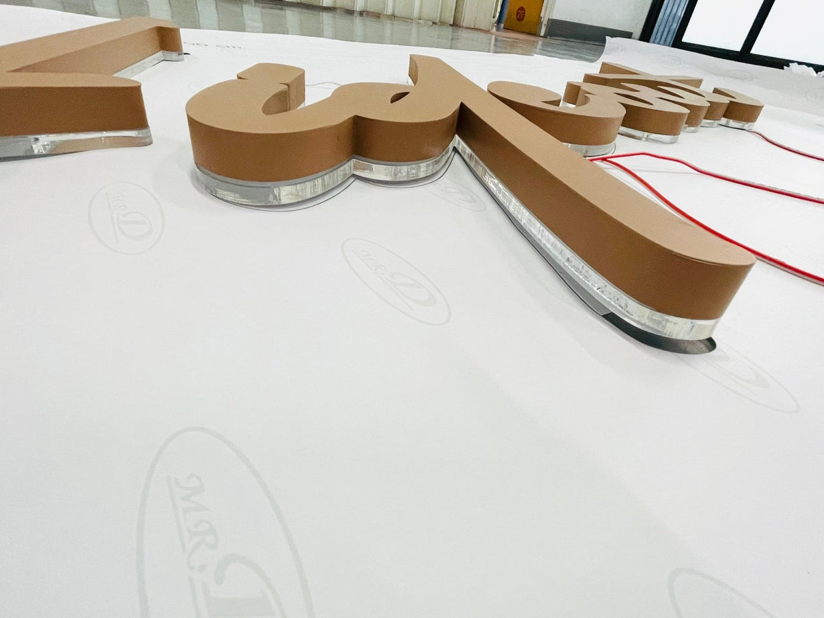 ป้ายไฟออกหลัง และอะคริลิคซ้อนหลัง แสงไฟสวยหรู สะท้อนกำแพงโดดเด่น เหมาะสำหรับป้ายบริษัท ร้านค้า และงานตกแต่งอาคาร