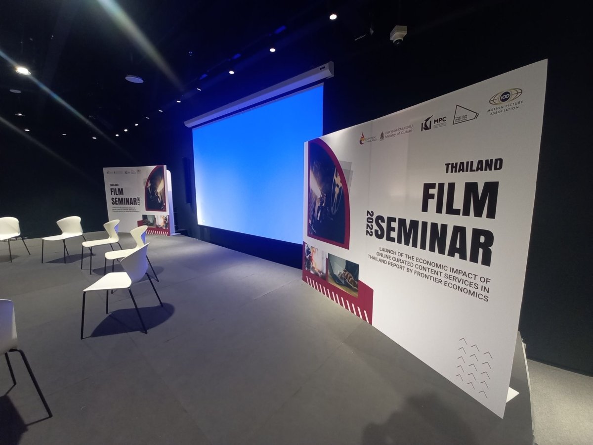 แบคดรอปฟิวเจอร์บอร์ด ฉากถ่ายรูปราคาถูก พิมพ์คมชัด น้ำหนักเบา ติดตั้งง่าย เหมาะสำหรับงานแต่ง งานอีเวนต์ และงานถ่ายภาพ