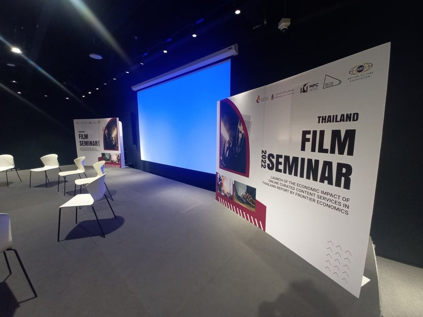 แบคดรอปฟิวเจอร์บอร์ด ฉากถ่ายรูปราคาถูก พิมพ์คมชัด น้ำหนักเบา ติดตั้งง่าย เหมาะสำหรับงานแต่ง งานอีเวนต์ และงานถ่ายภาพ