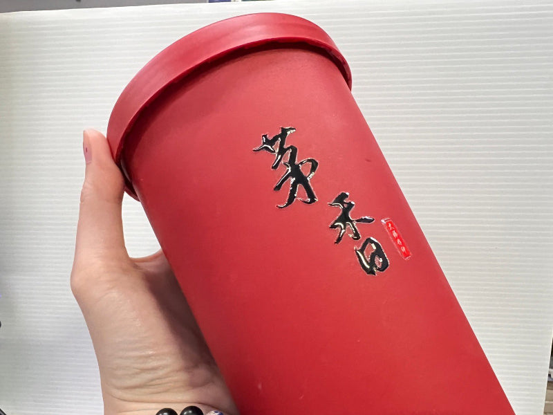 สติ๊กเกอร์ยูวี สกรีนติดสินค้า พิมพ์คมชัด ทนทาน กันน้ำ เหมาะสำหรับฉลากสินค้าและบรรจุภัณฑ์