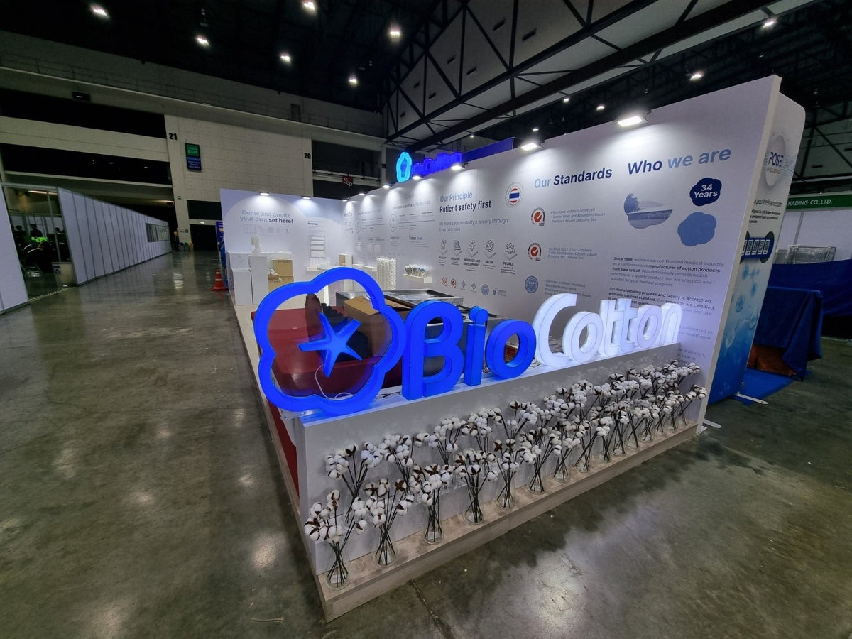 รับทำบูธแสดงสินค้า บูธออกงานอีเวนต์ และบูธ Expo ดีไซน์สวย พิมพ์คมชัด โครงสร้างแข็งแรง เหมาะสำหรับงานโปรโมชันและนิทรรศการ