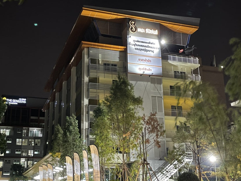 รับติดสติ๊กเกอร์อาคารสูง และป้ายติดตึก งานพิมพ์คมชัด ทีมช่างมืออาชีพ เหมาะสำหรับโฆษณา โปรโมชัน และสร้างภาพลักษณ์องค์กร