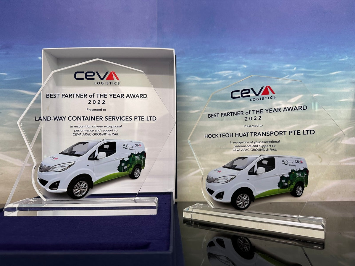 โล่รางวัล Acrylic Trophy Award อะคริลิคใส พิมพ์คมชัด ดีไซน์หรูหรา เหมาะสำหรับงานมอบรางวัล เกียรติยศ การแข่งขัน และงานองค์กร