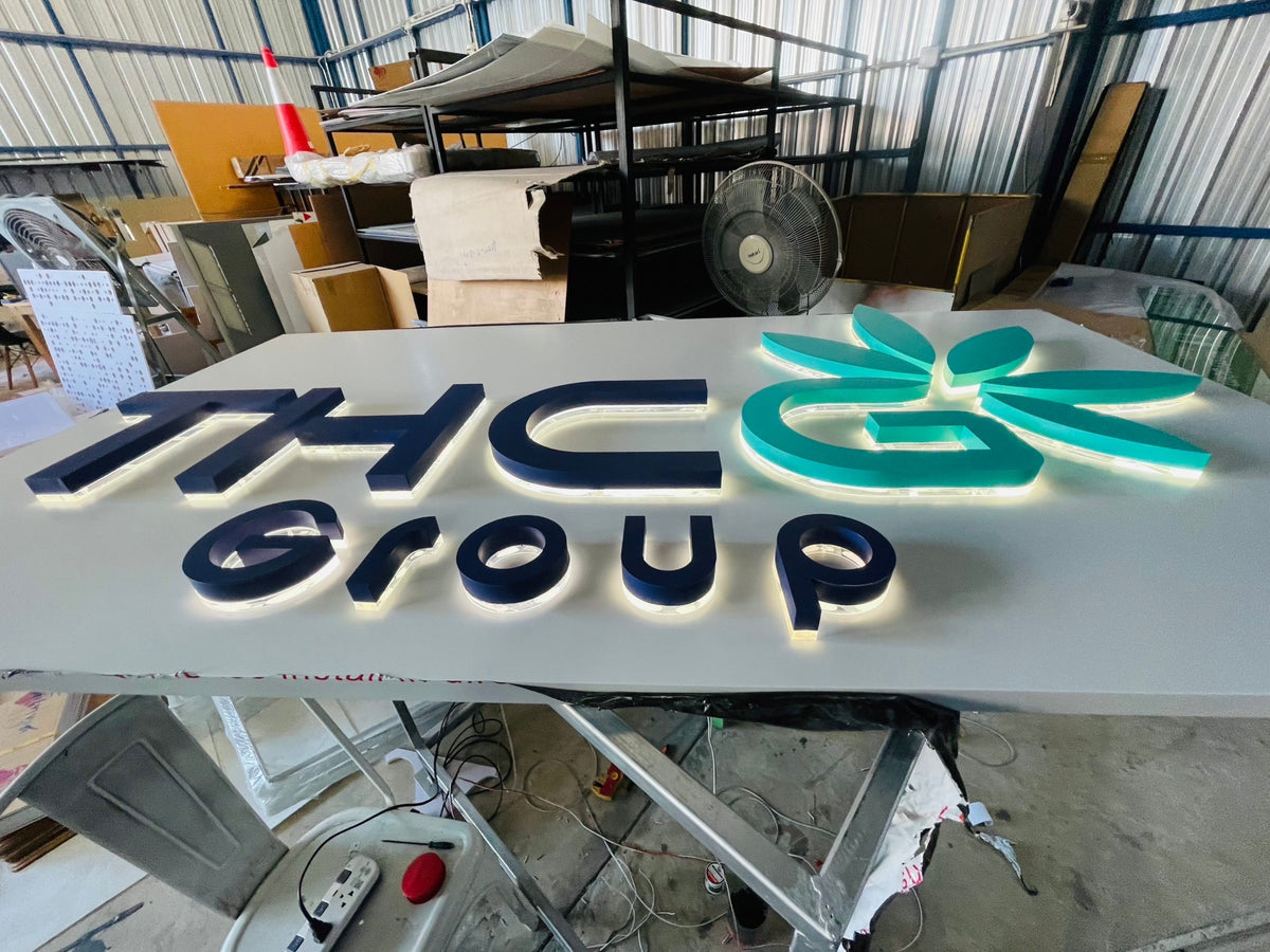 ป้ายไฟออกหลัง และอะคริลิคซ้อนหลัง แสงไฟสวยหรู สะท้อนกำแพงโดดเด่น เหมาะสำหรับป้ายบริษัท ร้านค้า และงานตกแต่งอาคาร