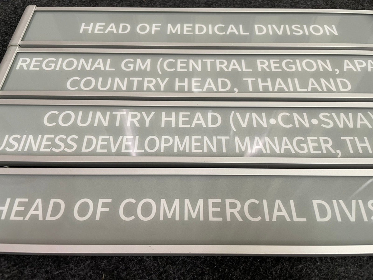 ป้ายหน้าห้องสำเร็จรูป ดีไซน์ชัดเจน ติดตั้งง่าย เหมาะสำหรับออฟฟิศ โรงเรียน และอาคารสำนักงาน