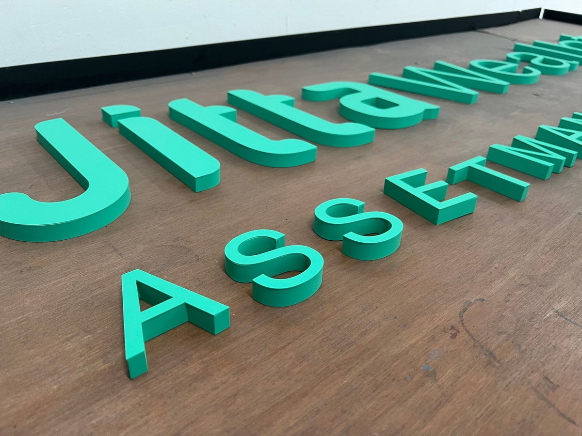 ป้ายบริษัทอักษรโลหะทำสี ดีไซน์สวย สีคมชัด เหมาะสำหรับป้ายองค์กร ร้านค้า และงานตกแต่งอาคาร