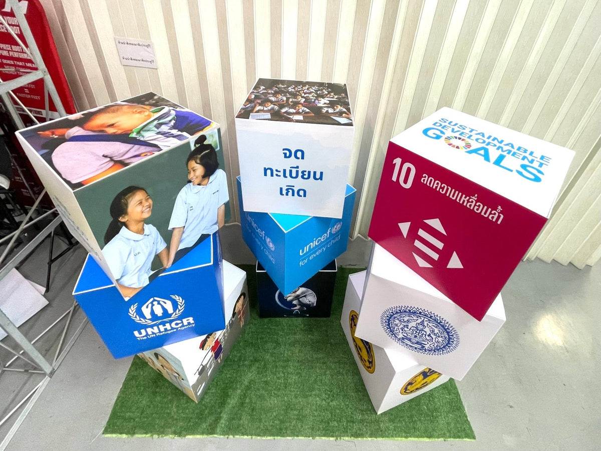 กล่องลูกเต๋า กล่องฟิวเจอร์บอร์ดทรงลูกเต๋า พิมพ์คมชัด เหมาะสำหรับงานอีเวนต์ และดิสเพลย์สินค้า