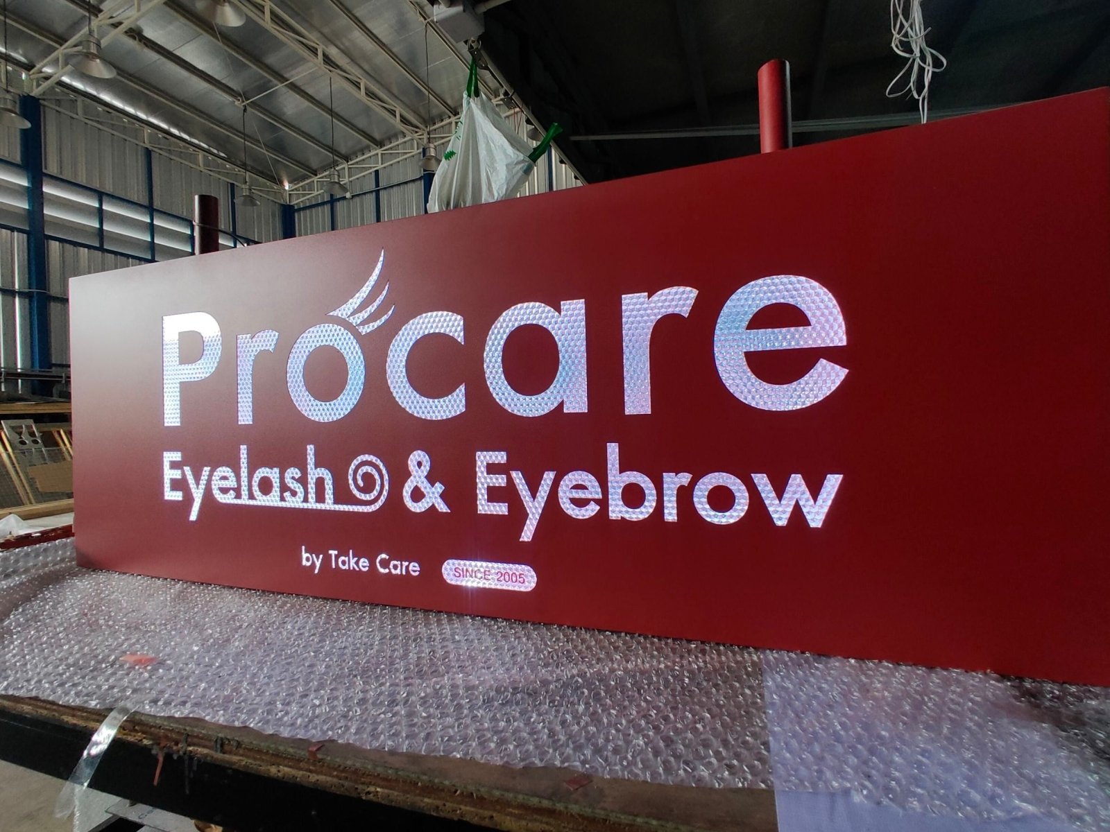 ป้ายไฟ LED สีแดง Procare Eyelash & Brow สไตล์ปิรามิดสว่างชัด