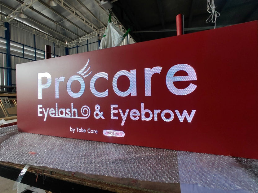 ป้ายไฟ LED สีแดง Procare Eyelash & Brow สไตล์ปิรามิดสว่างชัด