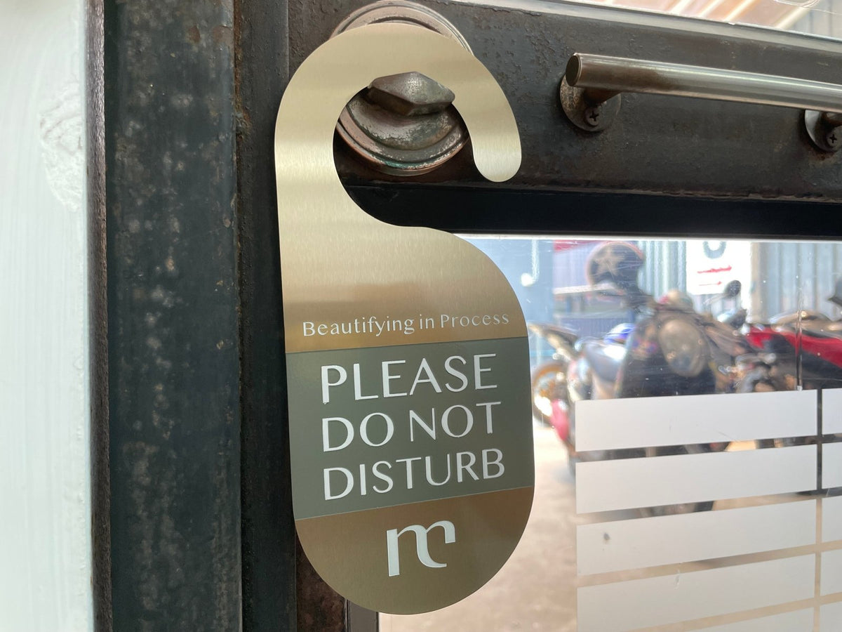 ป้ายแขวน ป้ายคล้องโซ่ และป้ายห้อย พิมพ์คมชัด แข็งแรง ใช้งานสะดวก เหมาะสำหรับป้ายร้านค้า ป้ายประชาสัมพันธ์ และงานอีเวนต์