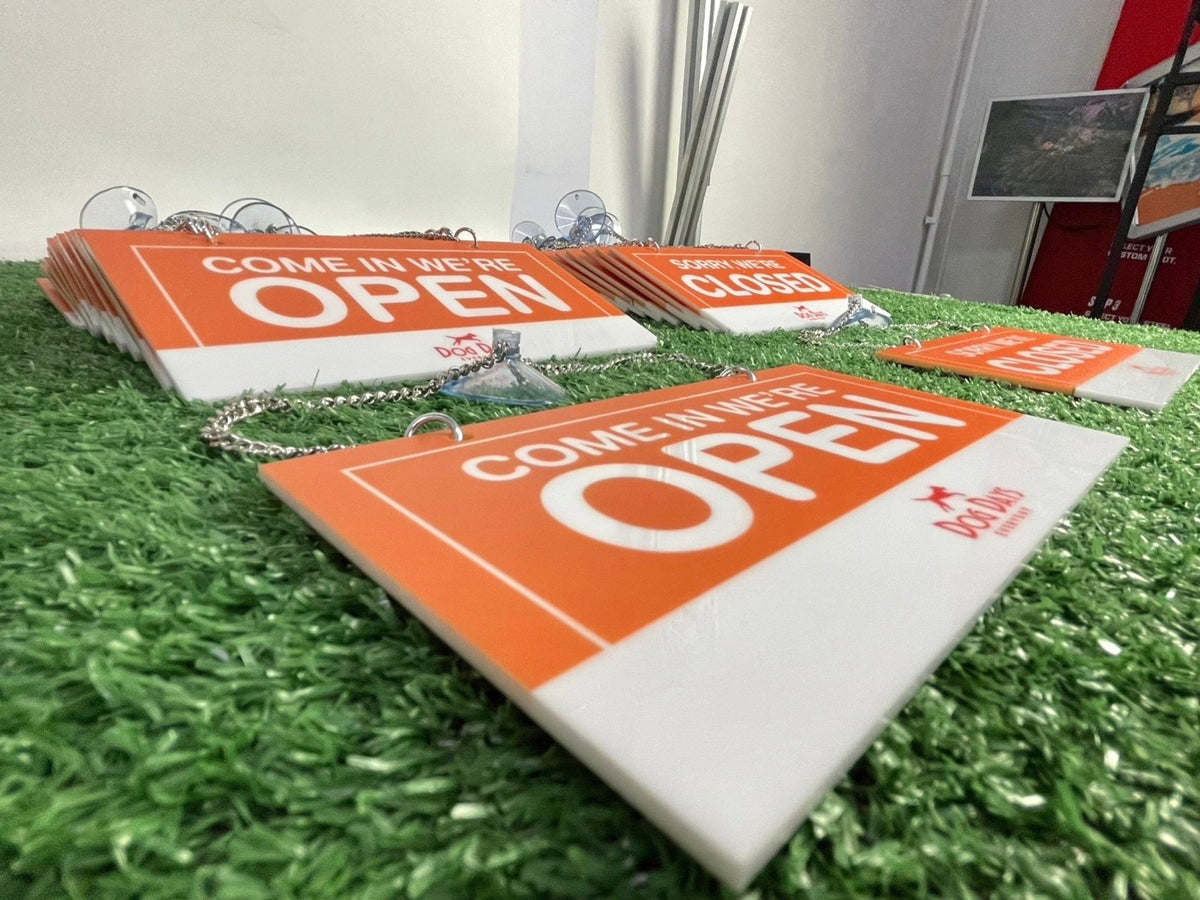 ป้ายคอมโพสิต พิมพ์สกรีนยูวี UV Inkjet พิมพ์คมชัด สีสด ทนทาน เหมาะสำหรับป้ายบริษัท อาคาร โครงการ และงานโฆษณากลางแจ้ง