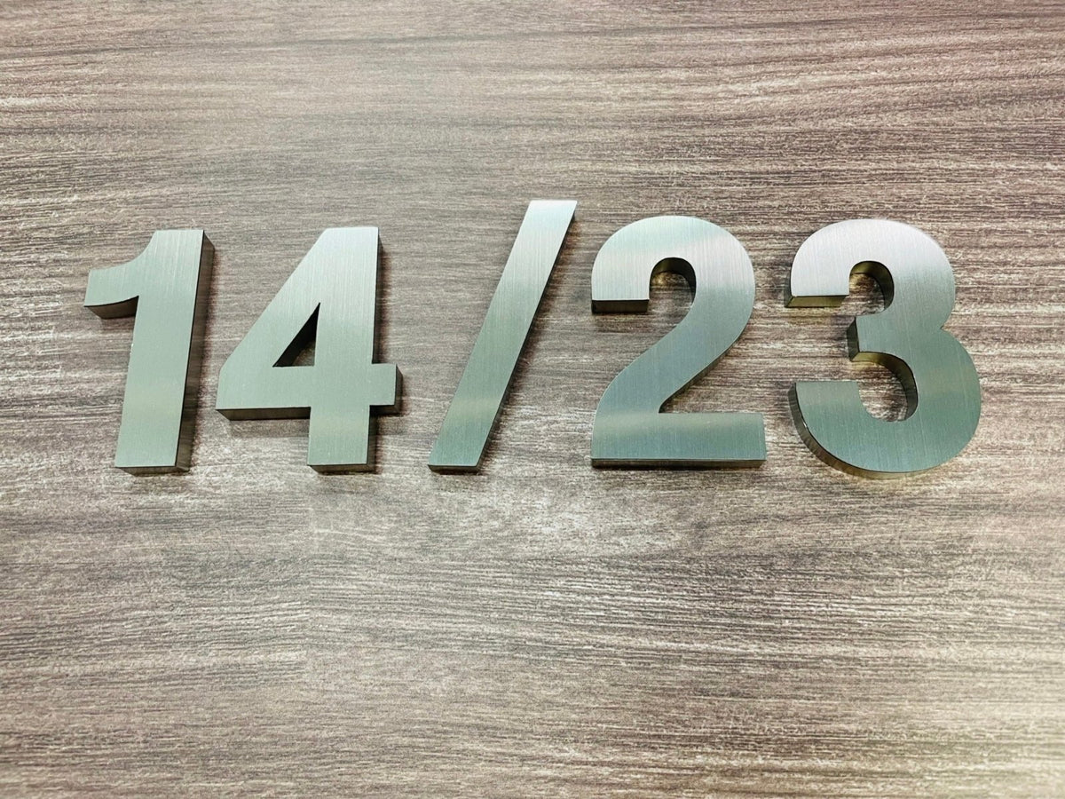 ป้ายสแตนเลสเงินแฮร์ไลน์ ผิวด้านหรูหรา แข็งแรง ทนทาน เหมาะสำหรับป้ายบริษัทและงานตกแต่งอาคาร