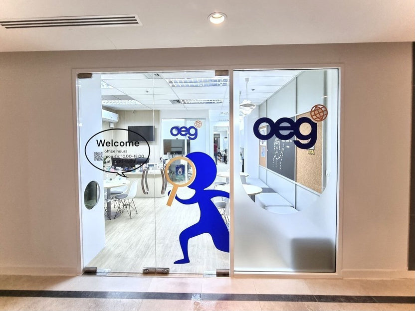 สติ๊กเกอร์ติดกระจก ทึบแสง กันแดด และโปร่งแสง พิมพ์คมชัด ช่วยลดแสงแดด เพิ่มความเป็นส่วนตัว เหมาะสำหรับอาคารและร้านค้า