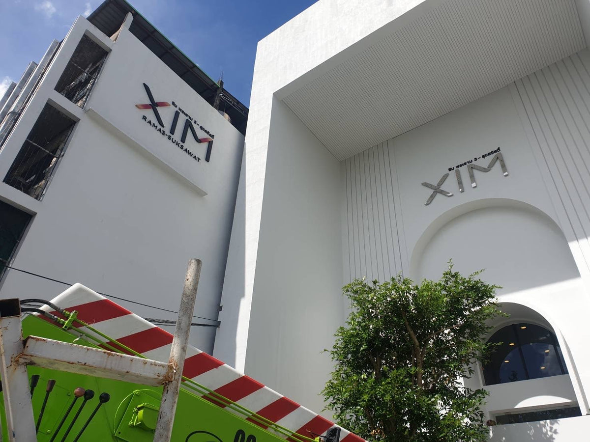 ติดตั้งป้าย รถเครน รถเฮี๊ยบ งานติดตั้งมืออาชีพ แข็งแรง ปลอดภัย เหมาะสำหรับป้ายอาคารและโครงการใหญ่