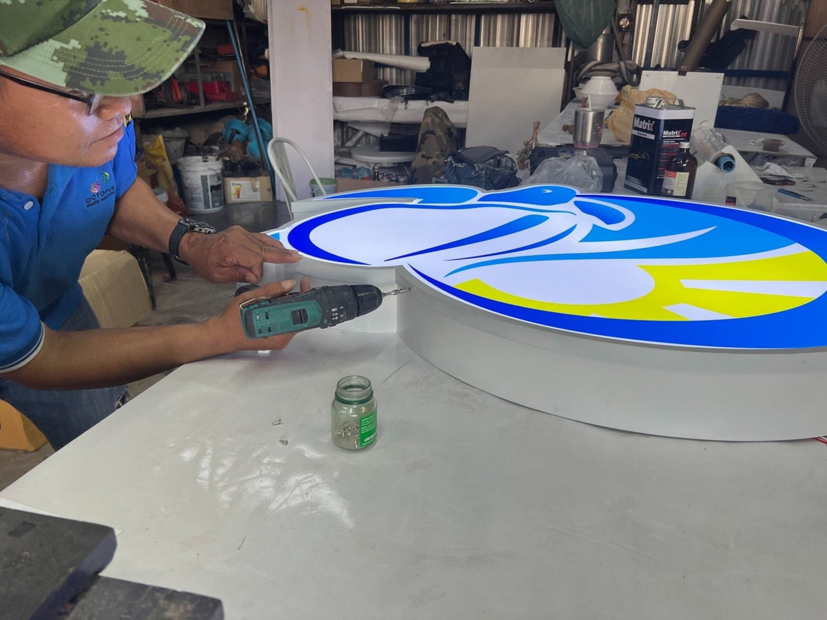 ป้ายโลโก้ไฟออกหน้า กล่องไฟโลโก้ กล่องไฟซิงค์ สว่างชัดเจน เหมาะสำหรับร้านค้าและบริษัท