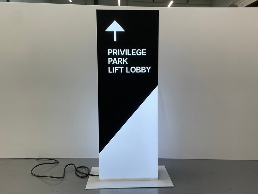 ป้ายสัญลักษณ์ ป้ายบอกทาง และป้ายจราจร สะท้อนแสง มองเห็นชัด แข็งแรง ทนทาน เหมาะสำหรับถนน อาคาร และพื้นที่สาธารณะ