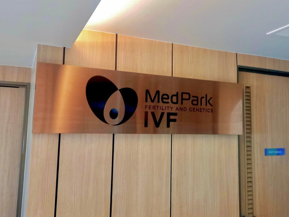 ป้ายสแตนเลส คอปเปอร์ แฮร์ไลน์ โทนทองแดงหรูหรา ทนทาน เหมาะสำหรับป้ายองค์กรและอาคารพาณิชย์