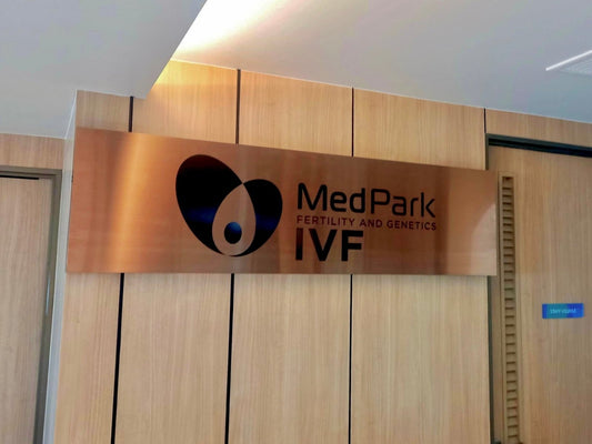 ป้ายสแตนเลส คอปเปอร์ แฮร์ไลน์ โทนทองแดงหรูหรา ทนทาน เหมาะสำหรับป้ายองค์กรและอาคารพาณิชย์