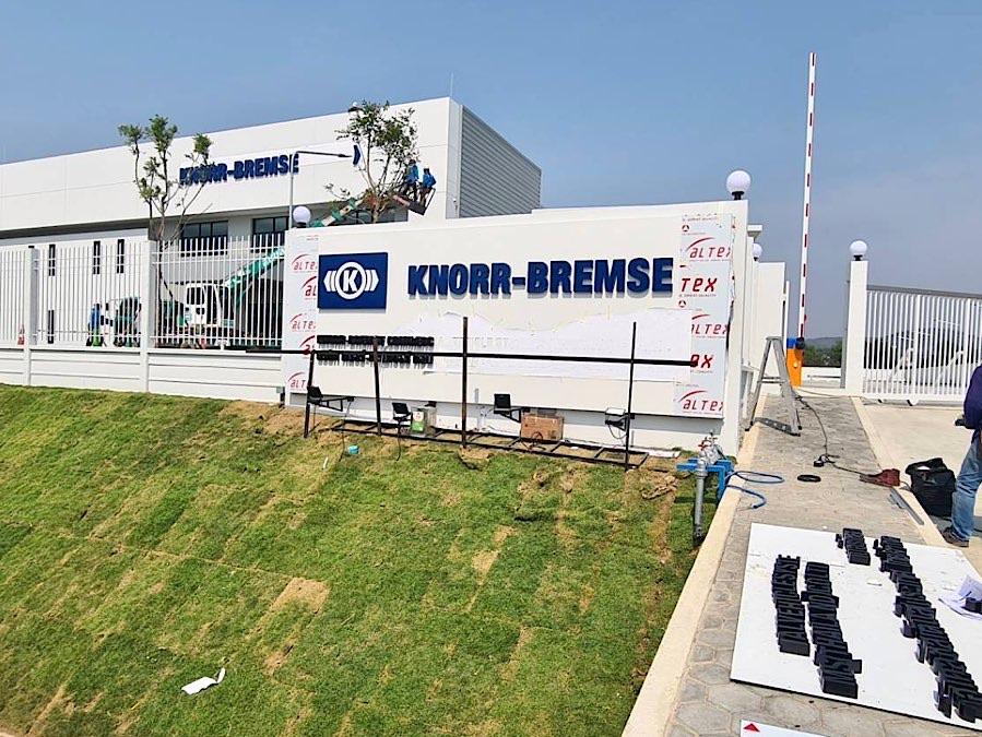 ป้ายคอมโพสิต Composite Signage แข็งแรง ทนทาน พิมพ์คมชัด เหมาะสำหรับป้ายบริษัท อาคาร โครงการ และงานโฆษณากลางแจ้ง