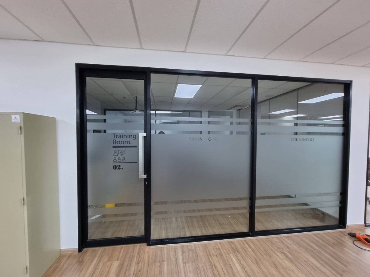 สติ๊กเกอร์ฝ้าติดกระจกที่ทำงาน