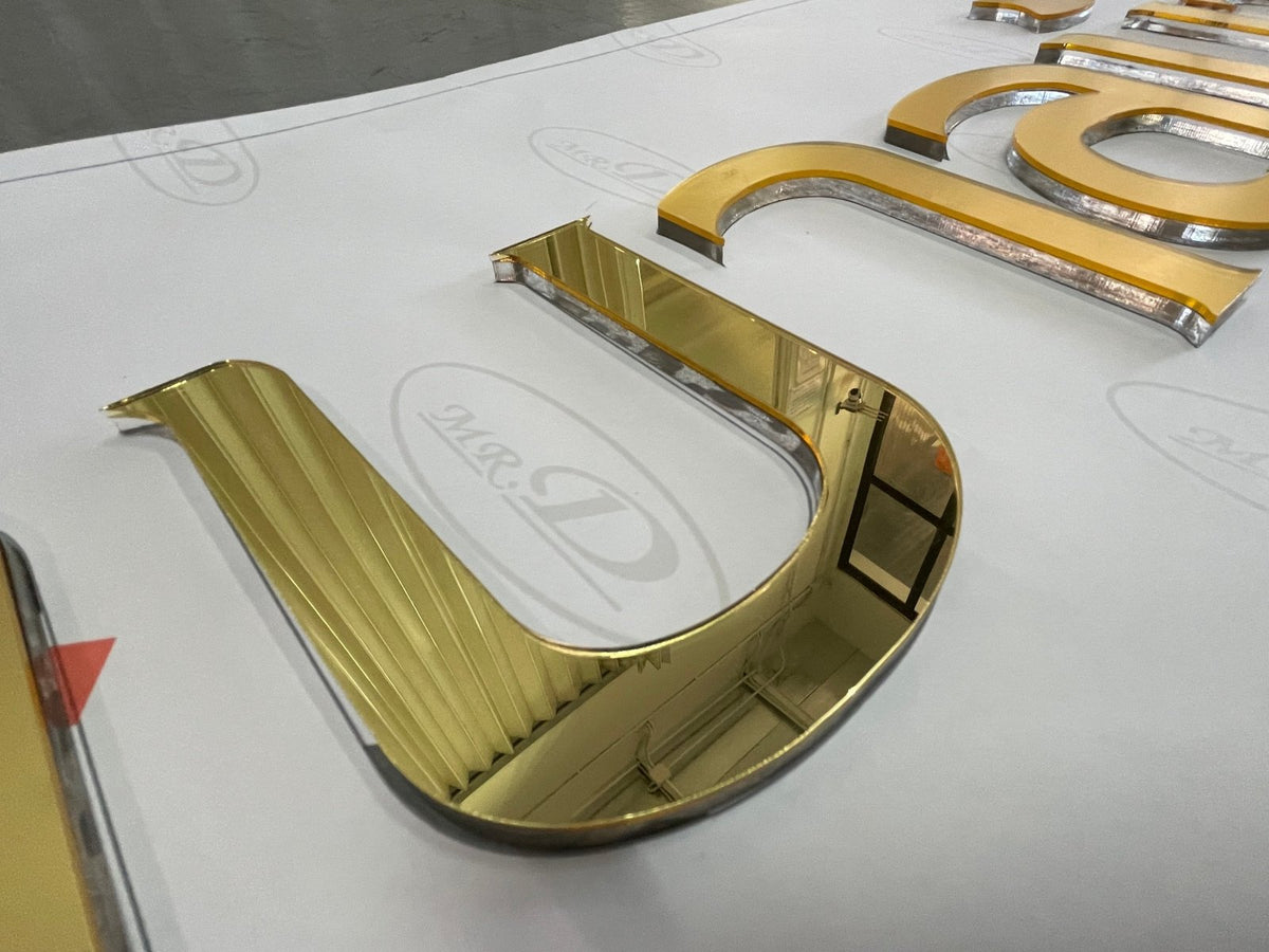 ป้ายอะคริลิคมิลเลอร์สีทอง Mirror เงากระจก หรูหรา พิมพ์คมชัด เหมาะสำหรับป้ายบริษัทและงานตกแต่ง