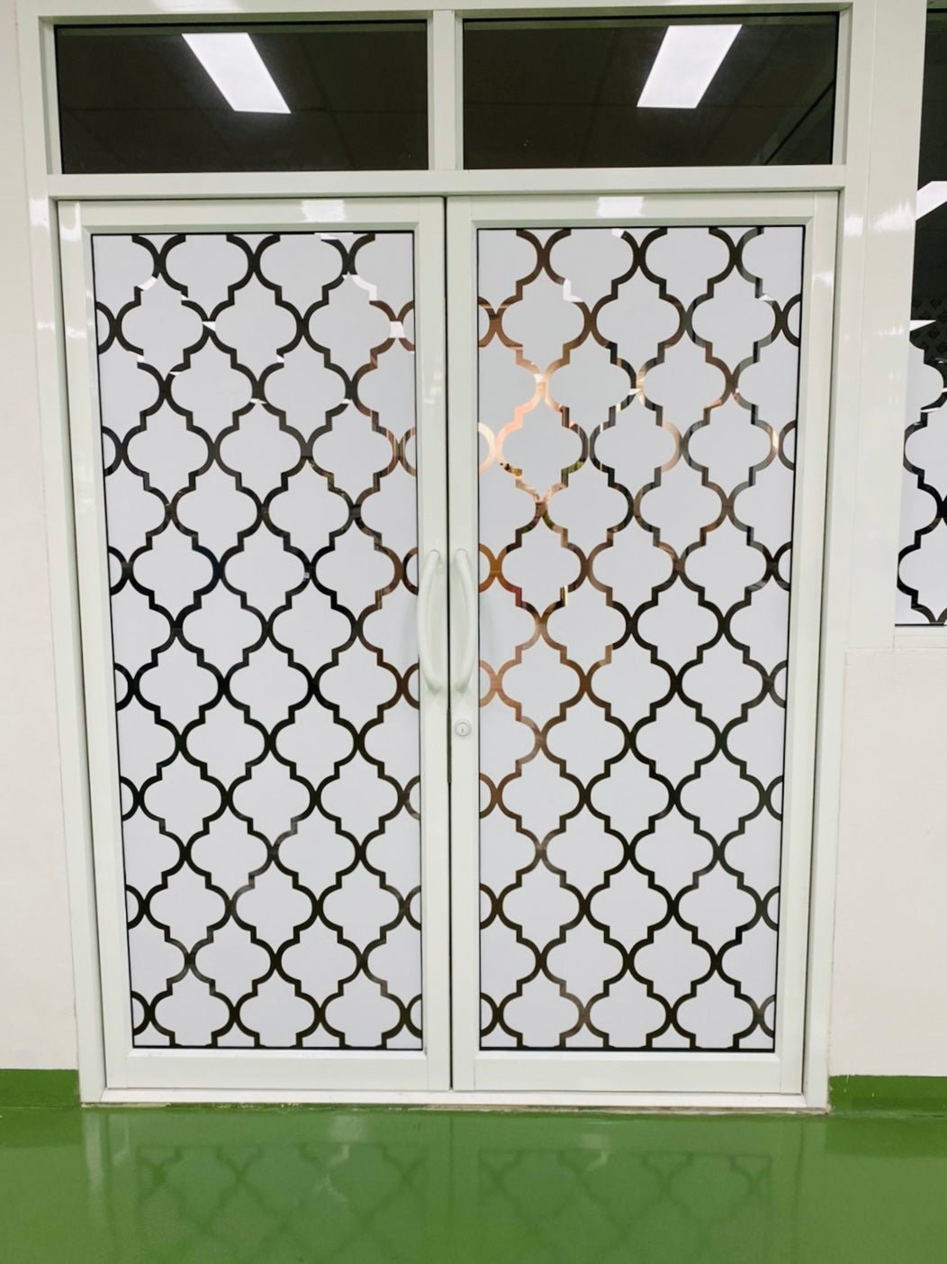 สติ๊กเกอร์ไดคัทติดกระจก สีขาว พิมพ์คมชัด เหมาะสำหรับงานตกแต่งร้านค้า ออฟฟิศ และงานประชาสัมพันธ์