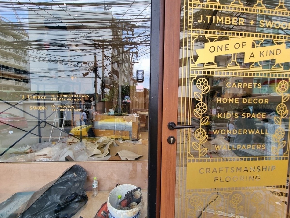 สติ๊กเกอร์ไดคัท และสติ๊กเกอร์ติดกระจกหน้าร้าน พิมพ์คมชัด สีสวยทนทาน เหมาะสำหรับงานตกแต่งร้านค้า โปรโมชัน และโฆษณา