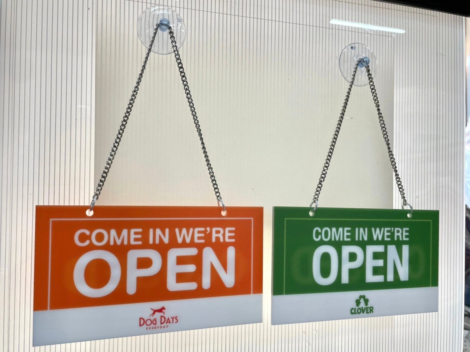 ป้ายจุ๊บติดกระจก และป้ายแขวนติดจุ๊บ ติดตั้งง่าย เคลื่อนย้ายสะดวก เหมาะสำหรับป้ายร้านค้า ป้ายโปรโมชั่น และงานประชาสัมพันธ์