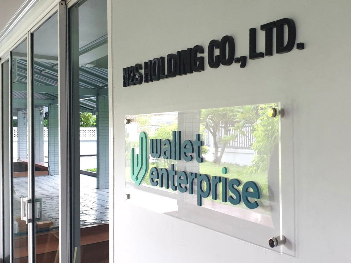 ป้ายอะคริลิคหมุดลอย Standoff ดีไซน์โมเดิร์น พิมพ์คมชัด เหมาะสำหรับป้ายบริษัทและสำนักงาน