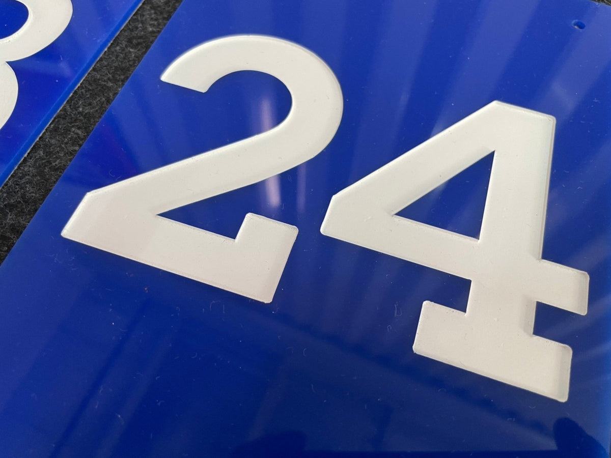 เซาะร่องอะคริลิค Laser Marking งานพิมพ์และแกะสลักคมชัด เนี้ยบหรู เหมาะสำหรับป้ายชื่อ ป้ายบริษัท และงานตกแต่งพิเศษ