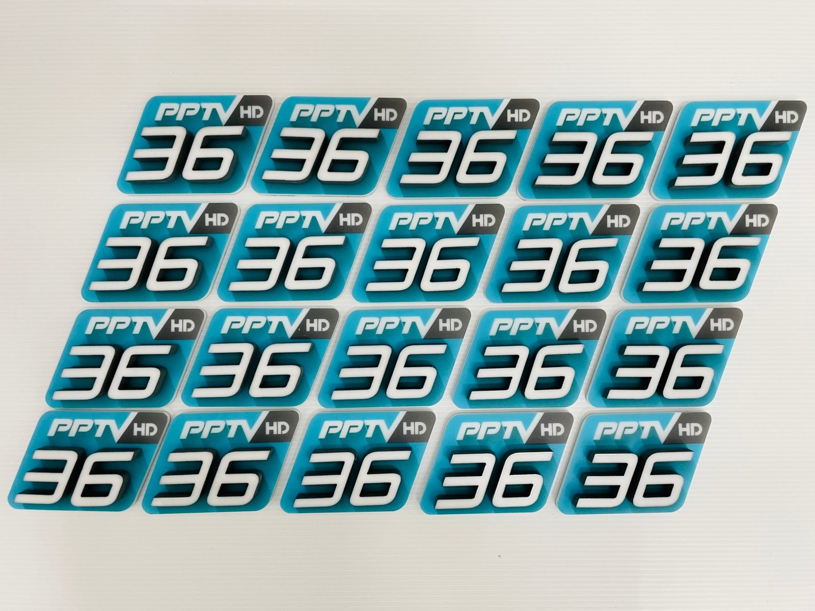 ป้ายไมค์ โลโก้ไมค์ และป้ายหัวไมค์ พิมพ์คมชัด ดีไซน์สวย เหมาะสำหรับงานอีเวนต์ สื่อประชาสัมพันธ์ รายการทีวี และงานโปรโมชัน