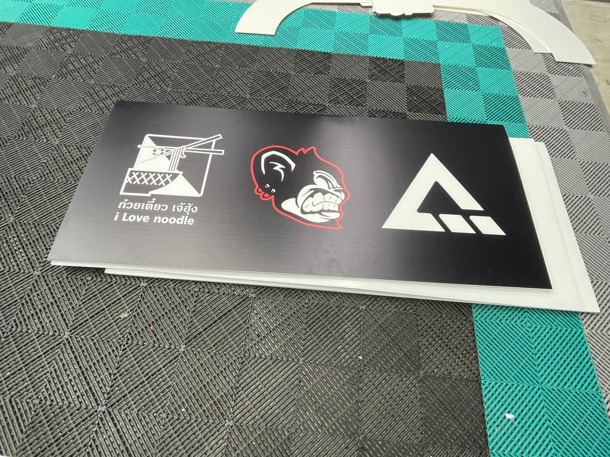 ป้ายสปอนเซอร์ พร้อมโลโก้ Li-Ning และ Yonex พิมพ์คมชัด เหมาะสำหรับงานกีฬา อีเวนต์ การแข่งขัน และโปรโมชันแบรนด์